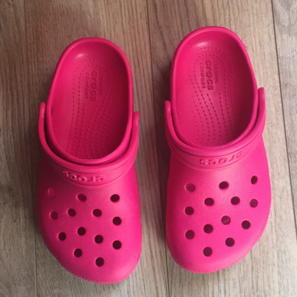 girls pink crocs